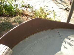 Curvlinear steel retaining wall