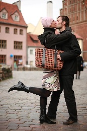 Shock! Kissing leads people to buy clothes!