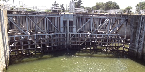 Sacramento_deep_water_shipping_channel_barge_lock
