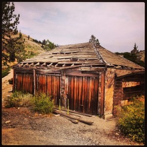 weather_beaten_garage_donner_pass_road_lincoln_hiway_40